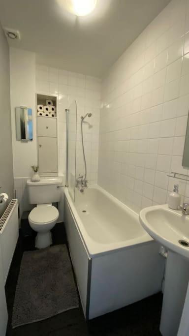 2 Bedroom Flat In Camberwell Green - Central Location With Excellent Connections To Tourist Attractions And Main London Airports Buitenkant foto