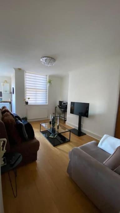 2 Bedroom Flat In Camberwell Green - Central Location With Excellent Connections To Tourist Attractions And Main London Airports Buitenkant foto